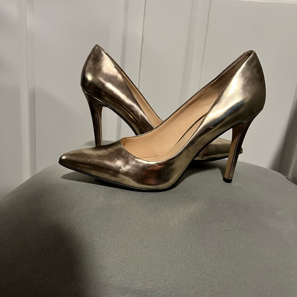 VINCE CAMUTO KAIN GOLD METALLIC PUMP - Picture 6 of 8